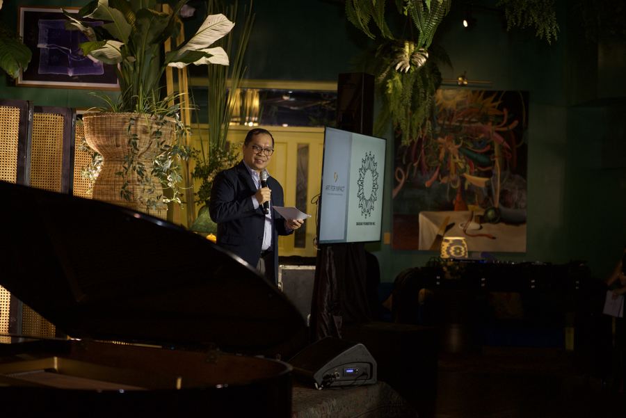 The stage and piano at Manila House